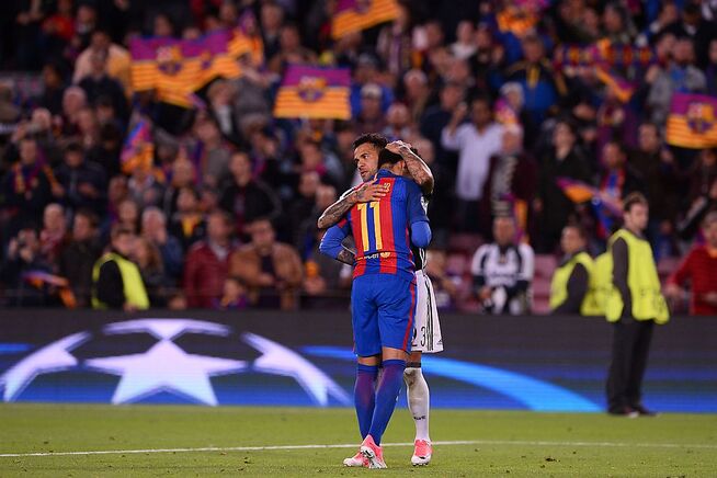 <p>KOMPISTRØST: Dani Alves og Neymar har spilt sammen i Barcelona og spiller sammen for Brasil, men i kveld var de motstandere. Og da det gikk galt for Neymar måtte han få liytt trøst av mannen som gikk til Juventus foran denne sesongen. Foto: JOSEP LAGO, AFP</p>