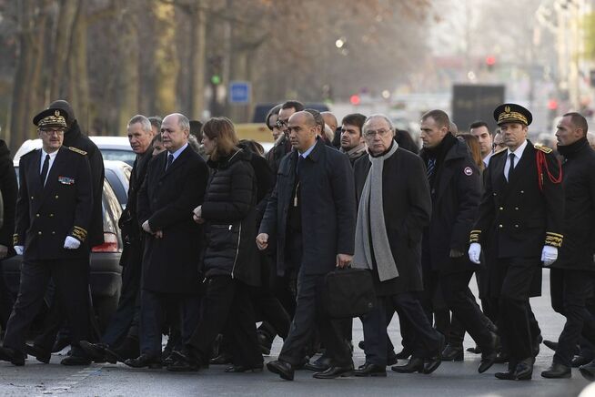 <p>STILLE MARKERING: Torsdag denne uken møtte blant annet Paris sin ordfører Anne Hidalgo og Frankrikes innenriksminister opp utenfor de tidligere lokalene til satiremagasinet for å vise sin respekt og sorg to år etter angrepene. Markeringen var stille og liten. FOTO: AFP</p>