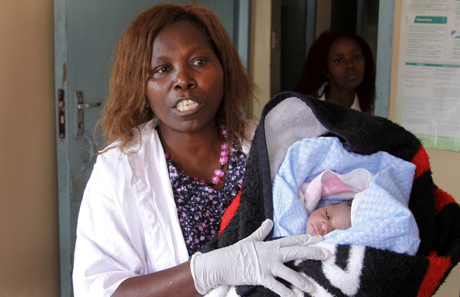 <p>AVVIST: Sykepleier Grace Devie holder den nyfødte babyen til kenyanske Sharon Andisi (23) som ble avvist fra det statlig eide sykehuset på grunn av streiken. Bildet er fra 9. januar, og først nå over to måneder senere har doktorene og myndighetene kommet til enighet. </p>