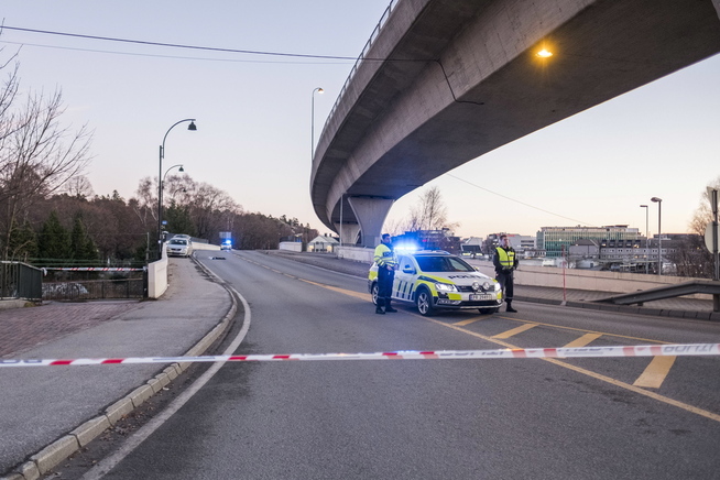 <p>IT STOPPED the PURSUIT: The car of the suspected perpetrator stopped på høyre side of the road, up to the fence.</p>
