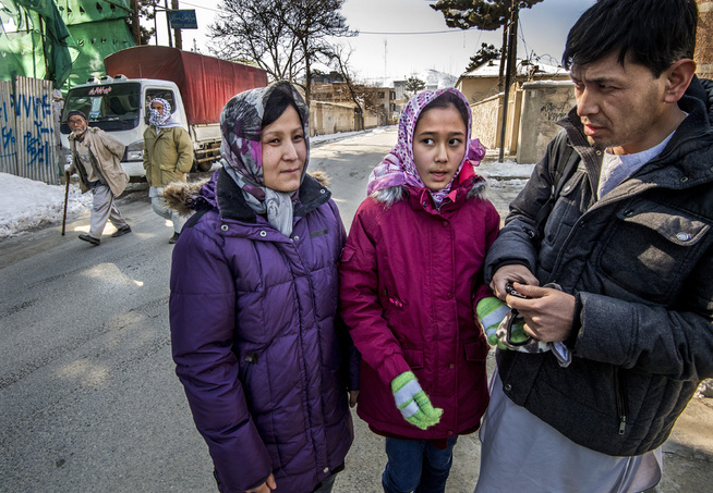 <p>FØLER SEG UTRYGGE: Farida (11), mor Noorya og far Hafiz Khurami treffer VG utenfor Afghanistankomiteens kontor i Kabul.</p>