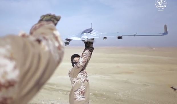 <p>PROPAGANDA: To IS-krigere sender opp en drone som bærer to sprengladninger.</p>