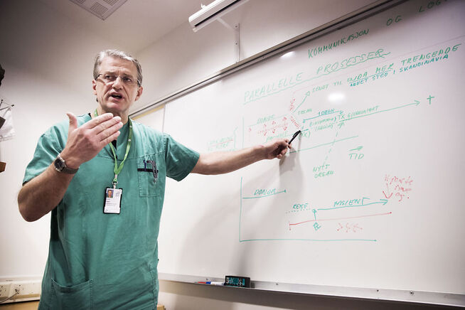 <p>HERE IT WENT WRONG: Physician Arnt E. Fiane draws and explains where and what went wrong when a patient was operated out the heart without a new donorhjerte was på space.</p>