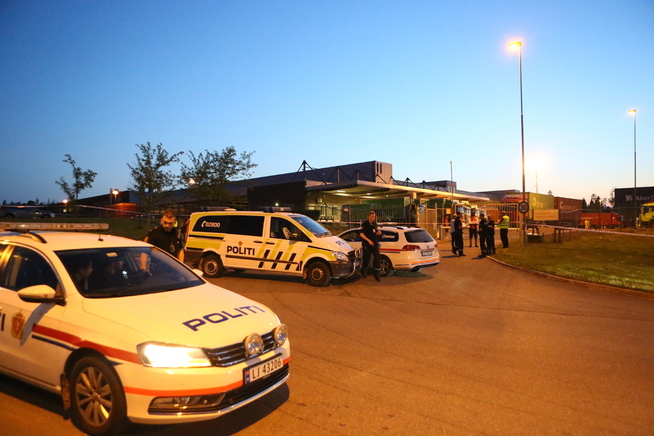 <p>EVAKUERT: Terminalen er evakuert, og politiet har sperret av et område med radius på 100 meter rundt bygget.</p>