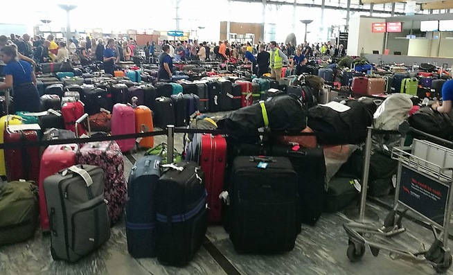 <p>KAOS: Det hopet seg opp med bagasje i avgangshallen på Gardermoen.</p>