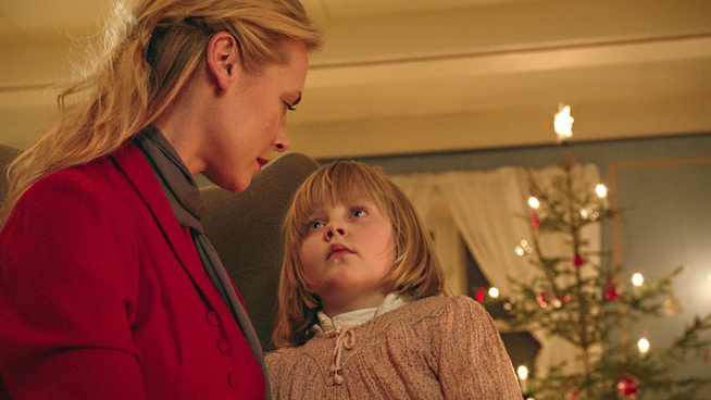<p/> <p>GRØSSENDE JULESTEMNING: Synnøve Macody Lund og Ebba Steenstrup i «Hjemsøkt».</p>
