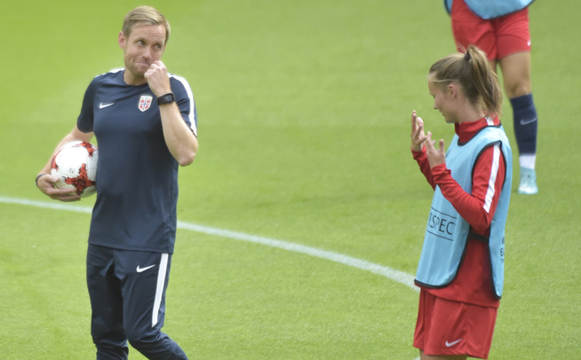 <p>KLAR TIL EM-START: Landslagssjef Martin Sjögren og Caroline Graham Hansen under trening i Utrecht i går.</p>