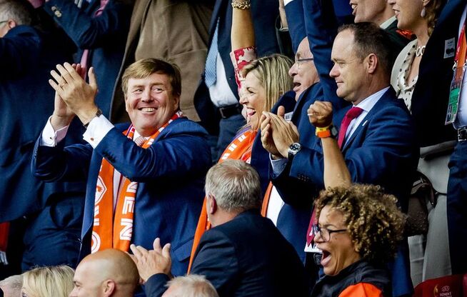 <p>HELT KONGE: Willem-Alexander og dronning Maxima koste seg under EM-åpningen i Utrecht. Foto: AFP</p>