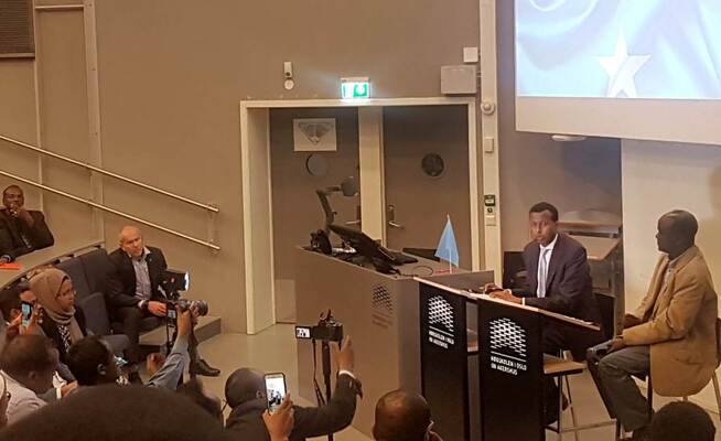 <p>MØTTE NORSK-SOMALIERE: Utenriksminister Yusuf Garaad (andre fra venstre) under møte avholdt på Høgskolen i Oslo og Akershus i Pilestredet.</p>