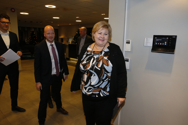 <p>LEGGER FREM AVTALE: Statsminister Erna Solberg ankommer Asko Norge. Hun legger straks frem budsjettavtalen mellom regjeringen og samarbeidspartiene KrF og Venstre.</p>