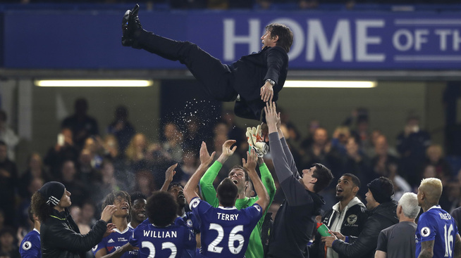 <p>VELFORTJENT HYLLEST: Antonio Conte får her sin velfortjente hyllest etter at Chelsea slo Watford 4–3 på mandag. </p>