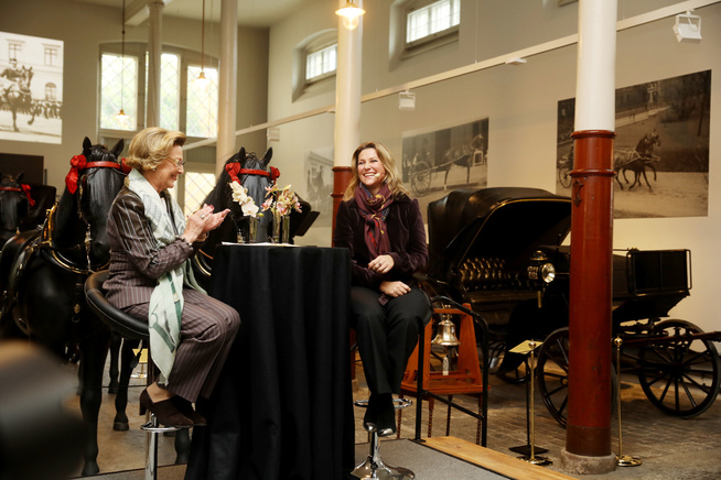 <p>ÅPNET: Dronning Sonja intervjuet datteren om hennes forhold til hest da hun åpnet utstillingen av kongelig hesteutsyr i KunstStallen.</p>