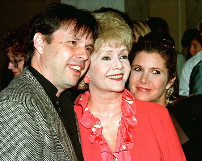<p>FAMILY: Todd Fisher with mother Debbie Reynolds and søsteren Carrie Fisher på lunch in the American Film Institute in september, 1998.</p>