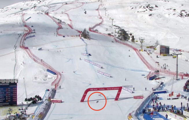 <p>KUNNE GÅTT GALT: Her faller et av de hengende kameraene ned i målområdet i St. Moritz. Heldigvis befant ingen seg i området.</p>