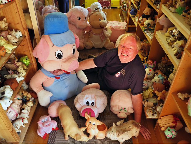 <p>GRISEFINT: Roy Andresesn har 4500 griserfigurer. Den store til venstre hadde han i baksetet hele veien fra Spania til Norge. Foto: MONA LANGSET/VG</p>