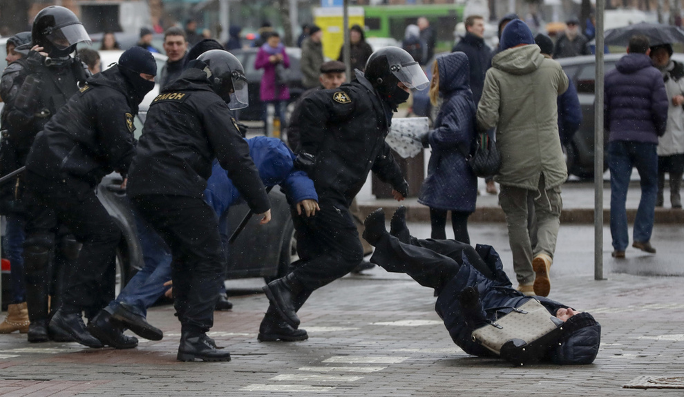 <p>HARDHENDT: Hviterussiske spesialstyrker brukte, ifølge Amnesty og andre menneskerettighetsorganisasjoner, harde midler da de slo ned mot fredelige demonstranter i Minsk lørdag. Politifolkene hadde utstyr som opprørspoliti pleier å bruke.</p>