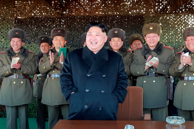<p>PARADE: Kim Jong-un og noen av hans militære ledere er til stede på en våpenparade i 2016. </p>