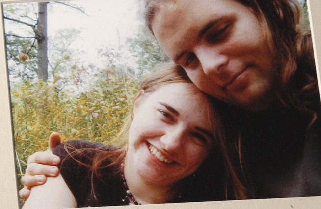 <p>FØR KIDNAPPINGEN: Dette familiebildet viser ekteparet Caitlan Coleman og Joshua Boyle før de ble tatt til fange av terrorgruppen. </p>
