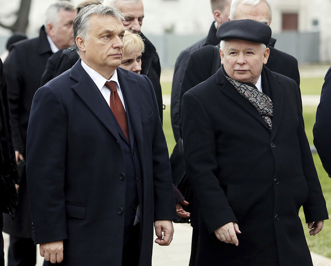 <p>SAMMEN MOT DEMOKRATI: Ungarns statsminister Viktor Orban og leder av Polens regjerende Lov-og rettferdighetsparti, Jaroslaw Kaczynski,har begge fått mye kritikk for sin opposisjon mot EUs lover og regler.</p>