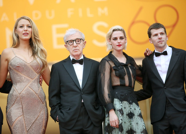 <p>I CANNES: Blake Lively, Woody Allen, Kristen Stewart og Jesse Eisenberg på premieren på «Café Society» på filmfestivalen i mai 2016.</p>