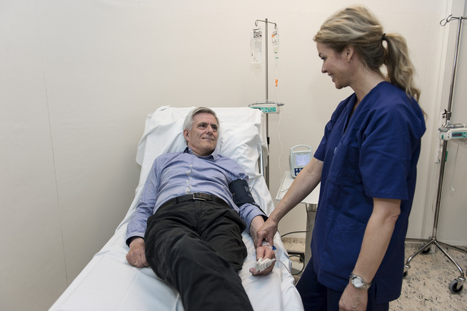 <p>FÅR BEHANDLING: Solveig Stråtveit er kreftsykepleier på Kolibri Medical i Sandnes. Det er hun som følger Svein Olav Haaland gjennom behandlingsløpet. </p>