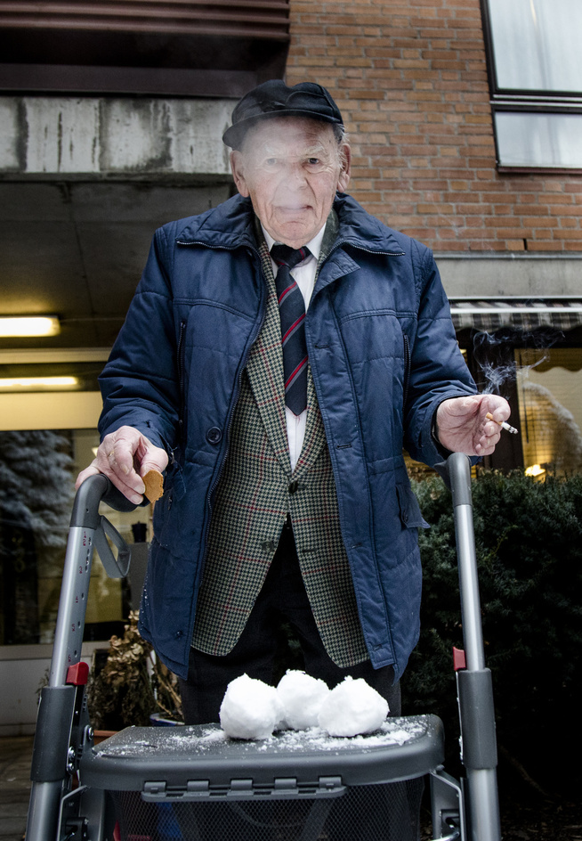 <p>BEVÆPNET: Richard Holm har ammunisjonen klar.</p>