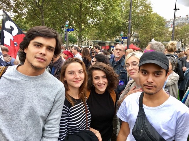 <p>FRYKTER FOR RETTIGHETER: Olmo Beltran-Merveille (25) (t.v) og Camille Ferey (24) deltar sammen med vennegjengen på demonstrasjonene i Paris. De mener Macrons liberalisering av arbeidslivet er ødeleggende for landet. FOTO: Nora Thorp Bjørnstad, VG</p>