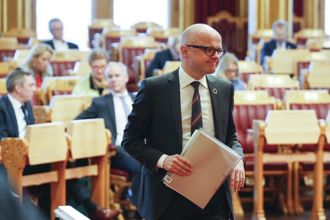 <p>FREMMER ULVELOVENDRING: Klima- og miljøminister Vidar Helgesen (H), fotografert i Stortinget i februar.</p>