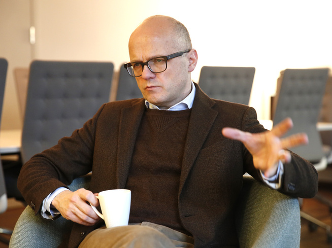 <p>I HARDT VÆR: Klimaminister Vidar Helgesen (H) har måttet tåle hard kritikk etter at han reduserte lisensjakten fra 47 til 15 ulv.</p>