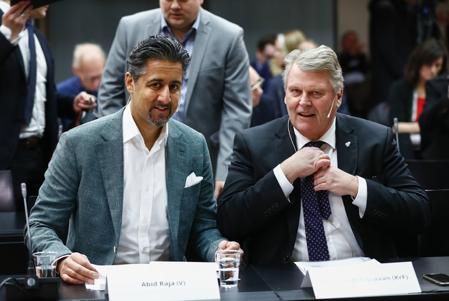<p>KONTROLLKOMITEEN: Abid Raja (V) synes det er drøyt at det er mulig å ta med gradert informasjon hjem, mens Hans Fredrik Grøvan (KrF) ikke kjenner til at det har skjedd. Foto: TERJE PEDERSEN/NTB SCANPIX</p>