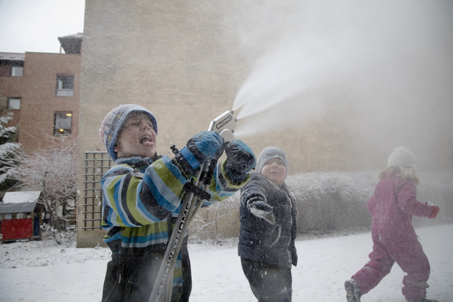 Snøballkrig mellom beboere på Paulus Sykehjem og barn fra Birk barnehage. FV: Aksel Storstein Theo Medholm - skjevdal Kateriin Kirkman leker med snømaskinen Foto: Annemor Larsen / VG