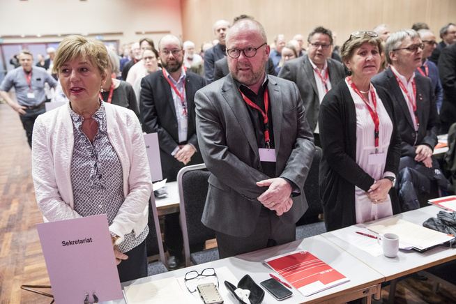 <p>VANT FREM: Leder Jan Olav Andersen i El og IT-forbundet (i midten) fikk flertall for boikott av Israel på LO-kongressen.</p>
