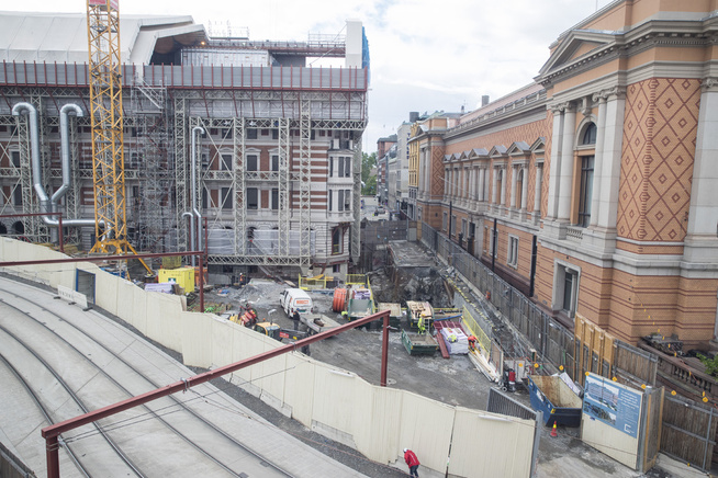 <p>BYGGEPLASSEN Prinsens gate 26 i Oslo er fullstendig revet og skal gjenoppbygges bak fasaden. Her sett fra Stortinget. I Øvre Vollgate graves tunnel til en ny inngang til Stortingets garasjeanlegg.</p>