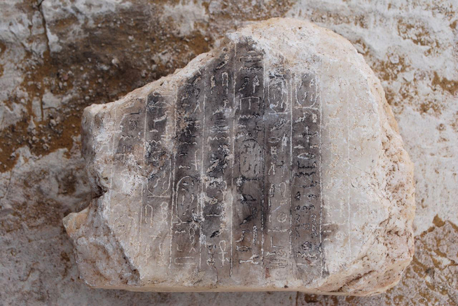 <p>HISTORISK: Denne blokken i alabaster, der ti vertikale linjer med hieroglyfer er gravert inn, var blant funnene.</p>
