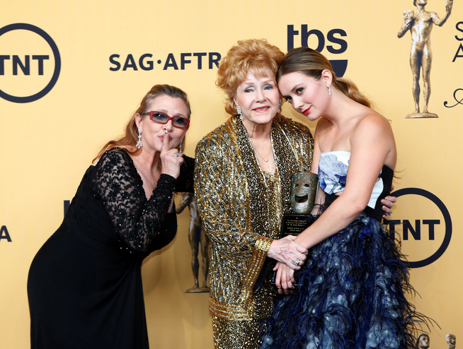 <p>THREE GENERATIONS: Carrie Fisher, Debbie Reynolds and Billie Catherine Lourds på Screen Actors Guild Awards in Los Angeles in January 2015.</p>