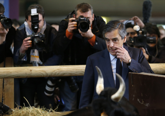 <p>LITT Å STRI MED: François Fillon, Republikanernes presidentkandidat, så ut til å ha litt av hvert annet å tenke på da han besøkte landbruksmessen i Paris, samtidig som det ble kjent at det åpnes etterforskning mot han. FOTO: REUTERS</p>