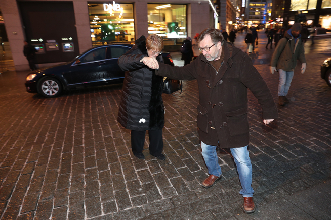 <p>LEFT at theÅ THIN ICE: VG-journalist Jørn Pettersen came the Left-leader Trine Skei Grande to the rescue when she simply did not come out of the spot på separate hånd. </p>