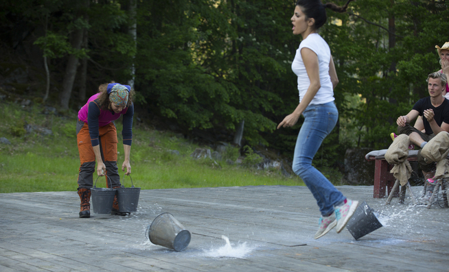 <p>TRIUMPH: Aylar cheering and throwing up bøttene for å have slåhh Kari in, ending the fight.</p>