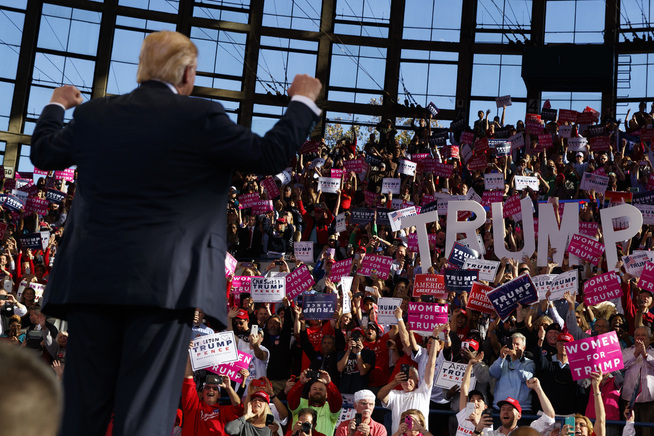 <p>JEG: Donald Trump under et valgmøte i Raleigh, der han løfter armene og sier «Jeg er deres stemme»</p>