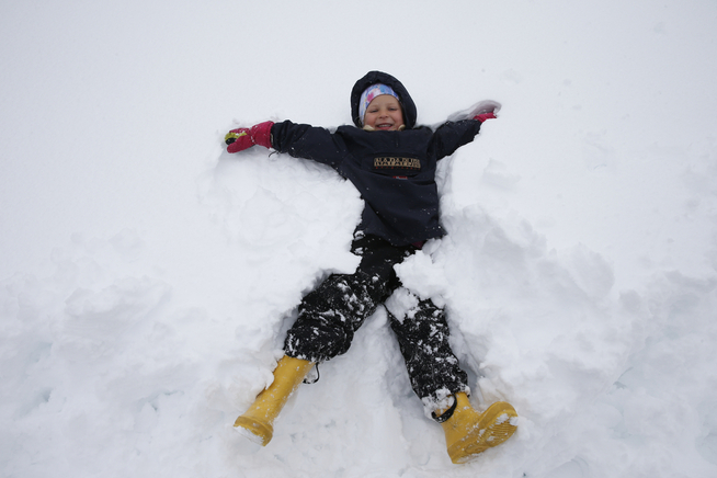 <p>SNØENGLER: Charlotte Mehren Bækkelund (5) ved Onkel Tomms Hytte Friluftsbarnehage benyttet torsdag morgen til å leke i snøen.</p>