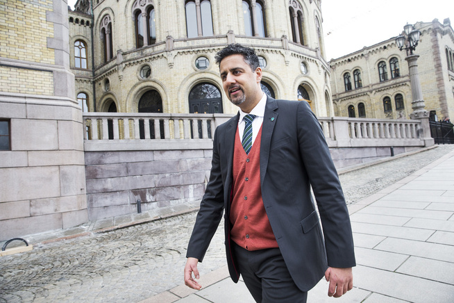 <p>SKVATT LITT: Stortingsrepresentant Abid Raja (V) foran Stortinget. Han sier han skvatt litt på ergometersykkelen da han først fikk høre Kongens uttalelse torsdag, men at han fullt og helt forsvarer monarkens ytring under statsbesøket i Italia.</p>
