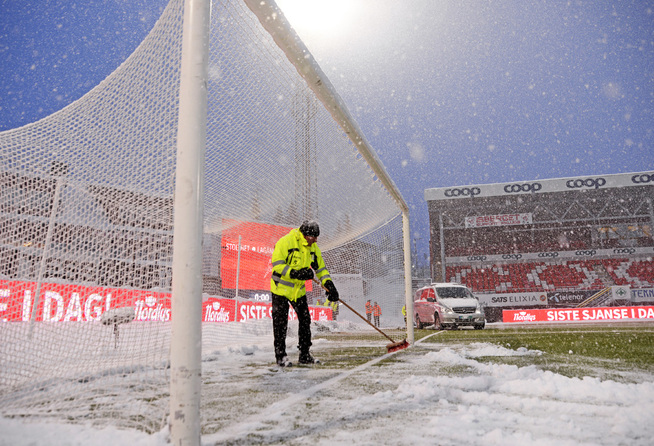 <p>SNØMÅKING: En time før kampstart var måkemannskapene i full gang på Alfheim.</p>