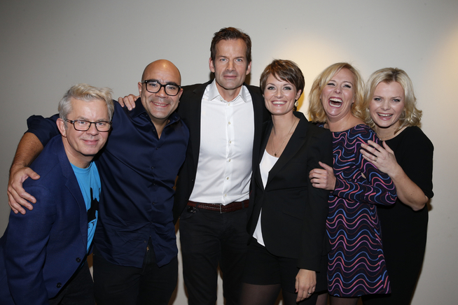 <p>LAST BROADCAST: Jon almaas formed (in the middle) together with f.v. Knut Nærum, Johan Golden, Pernille Sørensen, Linn Skåask and Ingrid Gjessing Linhave after the førstnevntes the last recording of «New på new».</p>