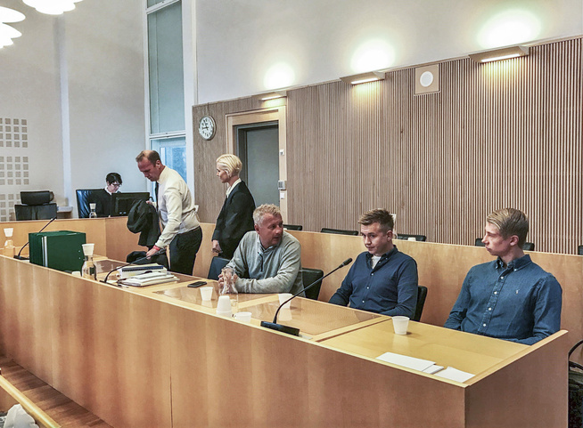 <p>ETTERLATTE: Familien til drepte Tone Ilebekk (48) er til stede i Agder lagmannsrett for ankesaken. Her ektemannen Morten Andersen og deres to sønner Simen Ilebekk Andersen Sondre Ilebekk Andersen. Til venstre i bildet statsadvokat Jan Tallaksen og bistandsadvokat Tove Karlsen Westbye. Foto: NANNA JOHANNESSEN, VG</p>