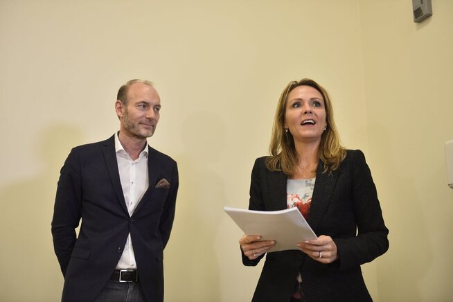 <p>OVERLEVERTE RAPPORT: Knut Olav Åmås, leder av Mediemangfoldsutvalget, overleverte sin rapport til kulturminister Linda Hofstad Helleland (H) tirsdag formiddag.</p>