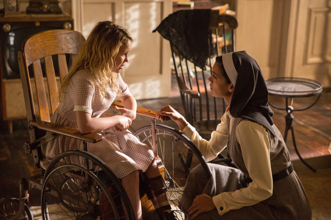 <p>NYE OFRE: Talitha Bateman som Janice og Stephanie Sigman som søster Charlotte i «Annabelle 2: Creation».</p>