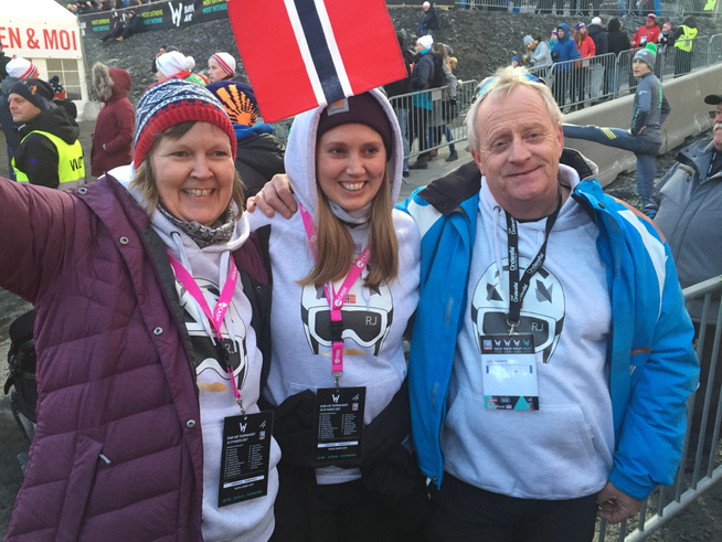 <p>BLID FAMILIE: Mamma Helga, søster Linda og pappa Gorm Johansson i minuttene etter at Robert hadde hoppet til verdensrekorden på 252 meter.</p>
