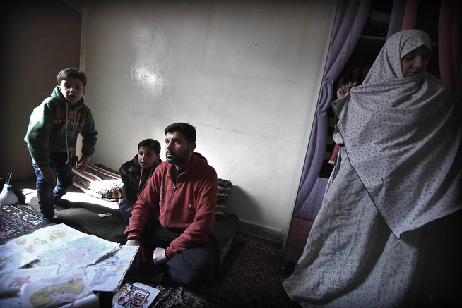 <p>HOLDT SEG INNENDØRS: Muhamed Hariri, sønnene Abdallah og Yousef, og moren Mervat, forteller at de nesten ikke turte å gå ut mens kampene raste i Øst-Aleppo.</p>