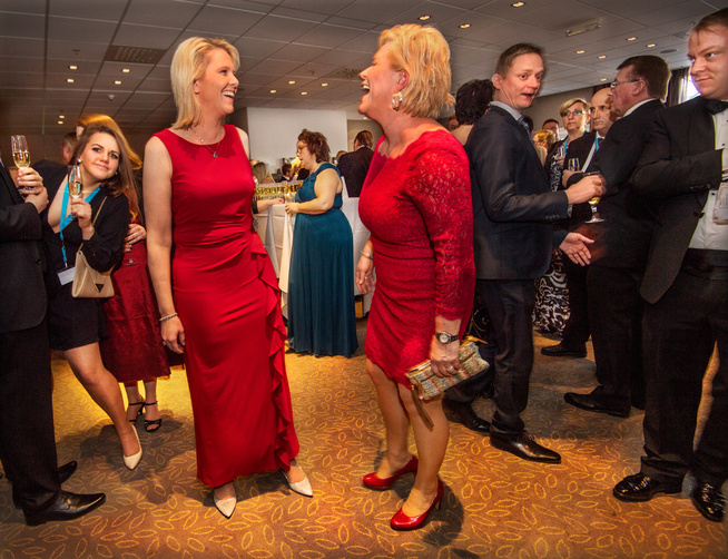<p>LIKE, MEN FORSKJELLIGE: Sylvi Listhaug og Siv Jensen, her i sine røde kjoler i baren før festen på Frps landsmøte i fjor.</p>