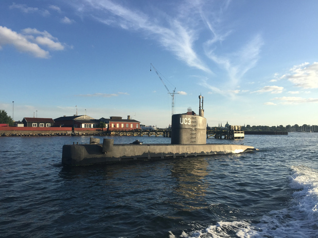 <p>SIKTET FOR DRAP: Dette bildet ble tatt av et øyenvitne da ubåten seilte ut fra havnen i København torsdag kveld. I tårnet står en kvinne og en mann.</p>